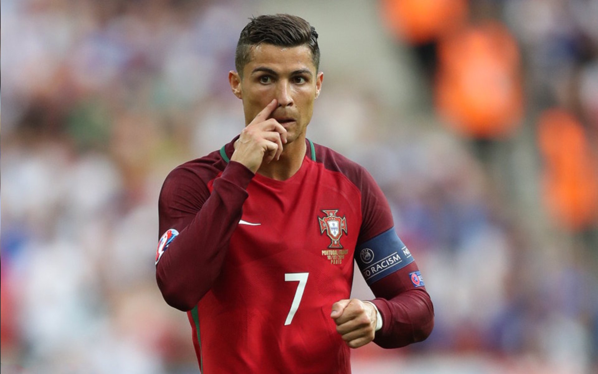 “英超接近收官，争冠大战硝烟弥漫”，英超争4